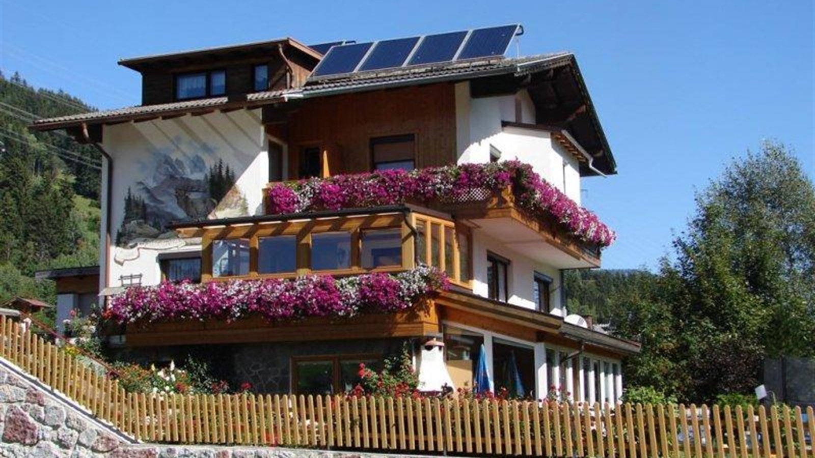 Haus Hochzeigerblick mit Balkonblumen in Wenns im Pitztal